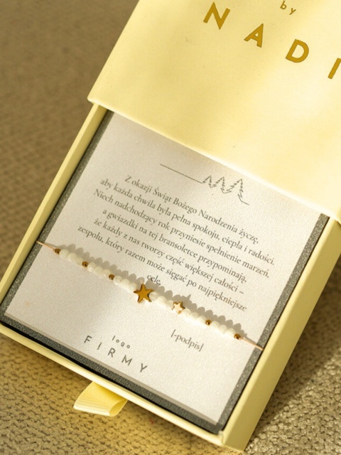 personalizowana bransoletka świąteczna z kamienia księżycowego i gwiazdki z masy perłowej