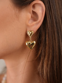 Kolczyki pękate złote serduszka, wiszące na mniejszych serduszkach AURI